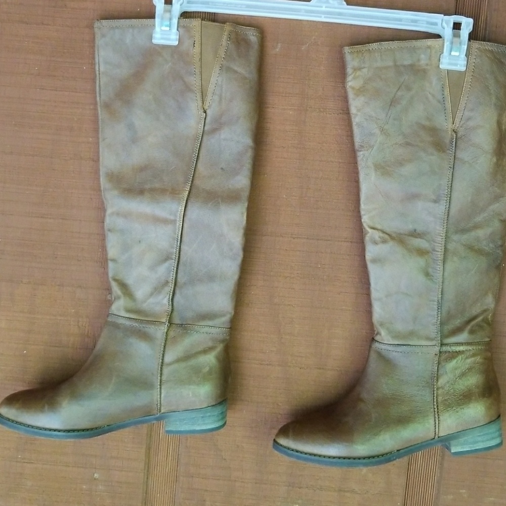 SIZE 7. Leather flat boots new